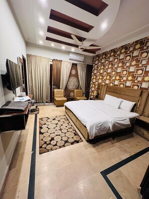 7 bedrooms, iron/ironing board, WiFi, bed sheets - Madcrew Lodge (Islamabad)