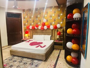 7 bedrooms, iron/ironing board, WiFi, bed sheets - Madcrew Lodge (Islamabad)