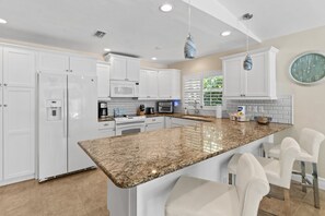 冷蔵庫、電子レンジ、オーブン、コンロ