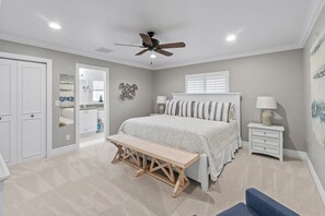 3 soverom, skrivebord, strykejern/-brett og reiseseng for barn