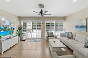 Smart-TV, bøker, stereoanlegg og kontorer