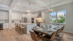 Private kitchen - Luxurious Retreat with Brand New Golf Cart, Pool, & Putting Green (Sarasota)