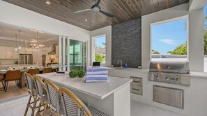Private kitchen - Luxurious Retreat with Brand New Golf Cart, Pool, & Putting Green (Sarasota)