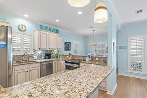 Fridge, microwave, oven, stovetop - Adorable Cottage near Beach⛱️ & Nborhood pool! 4BR Heart ❤️and Sol (Destin)