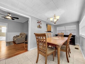 Dining - Historic 3/2 in the heart of central Florida. Walking distance to many amenities (Lakeland)