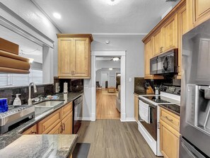 Fridge, microwave, oven, stovetop - Historic 3/2 in the heart of central Florida. Walking distance to many amenities (Lakeland)