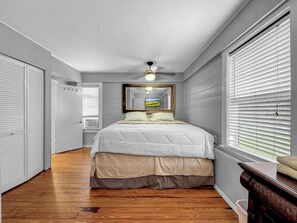 3 bedrooms, desk, travel cot, WiFi