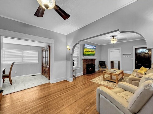 Historic 3/2 in the heart of central Florida. Walking distance to many amenities
