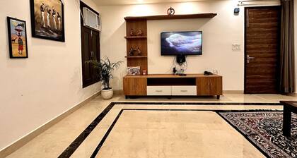 Yoga Retreat at The Ganges in Rishikesh - 5 Minutes Walk to the Nature & River