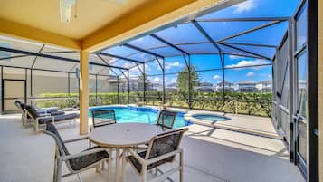 Een verwarmd zwembad