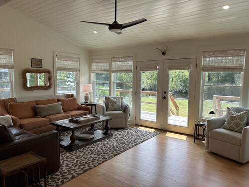 Cabin on French Quarter Creek with boat ramp and beautiful view