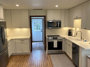 Mikrobølgeovn, ovn, kokeplater og oppvaskmaskin