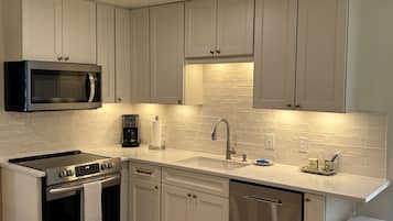 Microondas, horno, parrilla de estufa y lavavajillas