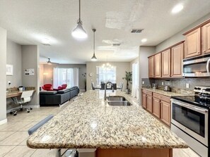 ثلاجة، ميكروويف، فرن، موقد طهي مسطح