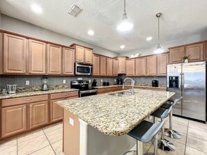 ثلاجة، ميكروويف، فرن، موقد طهي مسطح