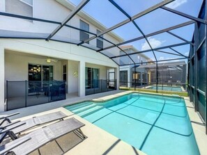 حمّام سباحة مُدفَّأ