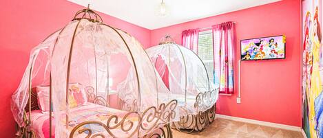 6 bedrooms, iron/ironing board, WiFi, bed sheets