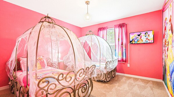 6 quartos, ferros/tábuas de passar roupa, Wi-Fi, roupa de cama