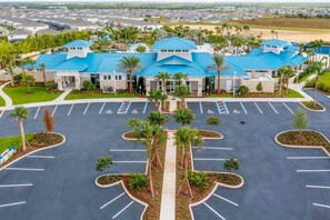 Situated in a lush, tropical environment, this hotel offers a spacious parking area with designated handicap spaces.