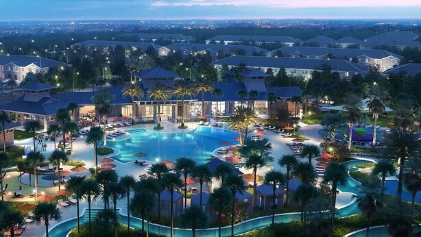 Ein Resort mit einem großen zentralen Pool, mehreren kleineren Pools und einem gut beleuchteten Außenbereich mit Palmen und Liegestühlen.