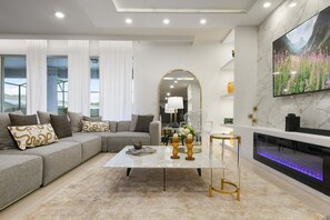 Smart-tv, een open haard en tafelvoetbal