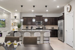 Réfrigérateur, four à micro-ondes, un four, surface de cuisson