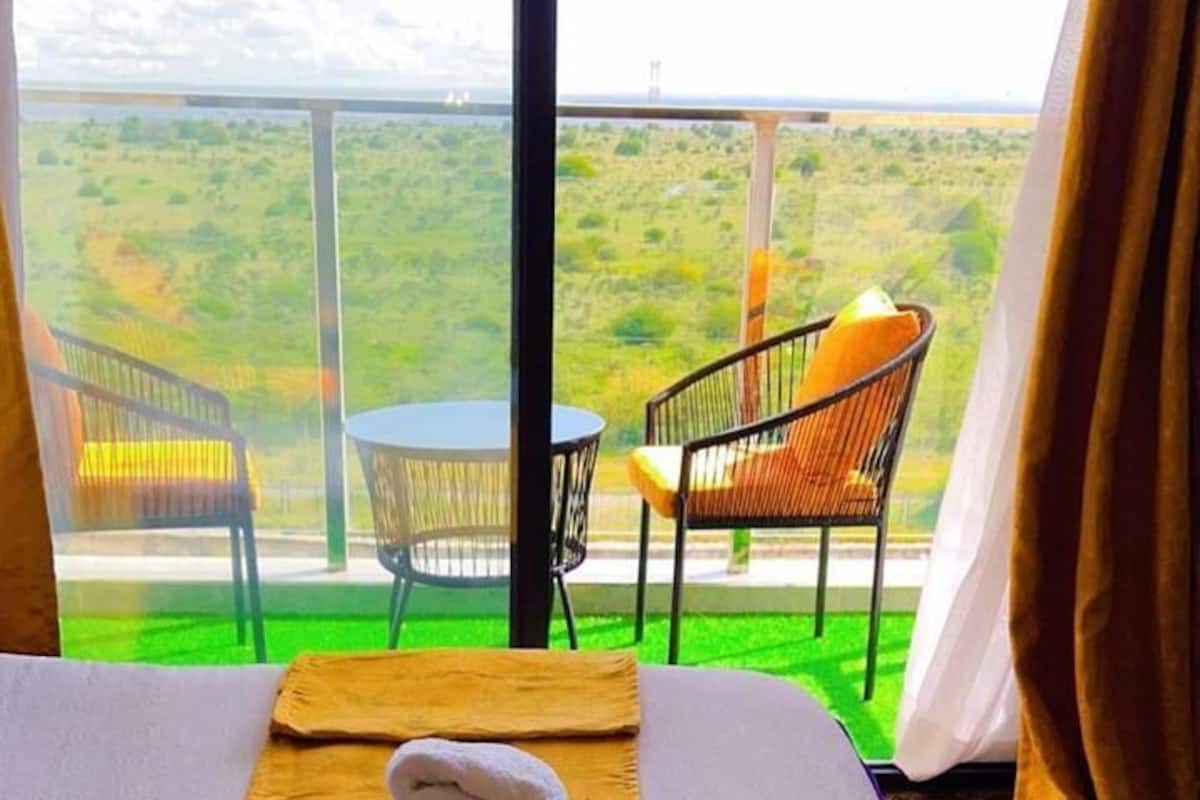 Premium-huoneisto, 2 makuuhuonetta, keittiö, näköala pihalle | 1 makuuhuone, Tempur Pedic -patjalliset sängyt, silitysrauta/-lauta