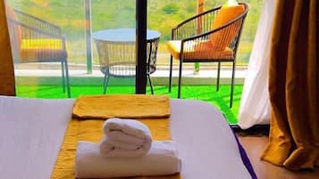 Premium Apartment, 2 Bedrooms, Kitchen, Courtyard View | 1 bedroom, Tempur-Pedic beds, iron/ironing board, free WiFi