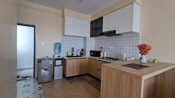 Apartamento premier, 1 quarto, acessível para pessoas com deficiência física, cozinha americana | Cozinha privada | Geladeira grande, micro-ondas, fogão, cooktop