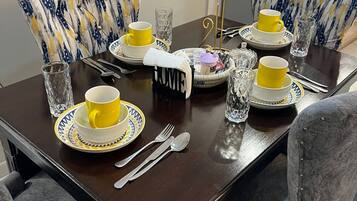 Premium Apartment, 2 Bedrooms, Kitchen, Courtyard View | In-room dining