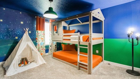 8 quartos, ferros/tábuas de passar roupa, Wi-Fi, roupa de cama