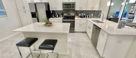 Frigorífico, microondas, horno y placa de cocina