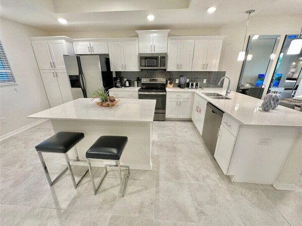 Fridge, microwave, oven, stovetop - Last Minute Disney Getaway! Themed Bedrooms & Private Balcony. Book Now! #106837 (Orlando)