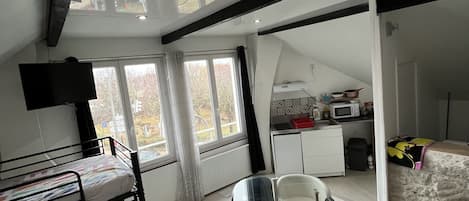 8 habitaciones, escritorio, tabla de planchar con plancha y wifi