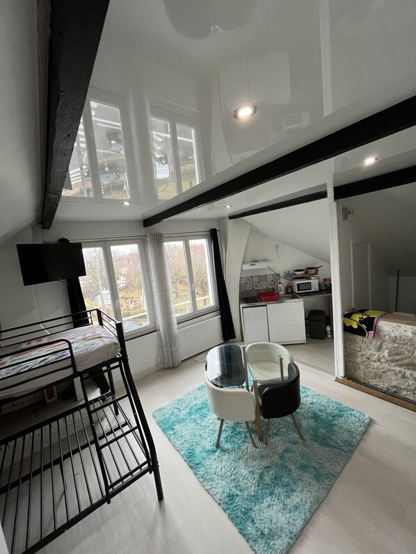 8 bedrooms, desk, iron/ironing board, WiFi - A Complete House Furnished near PARIS - 20 p. (Poissy)