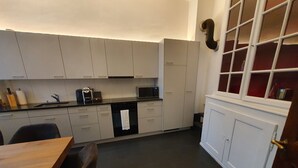 Kaffetrakter/tekoker, kjøleskap, ovn og kokeplater