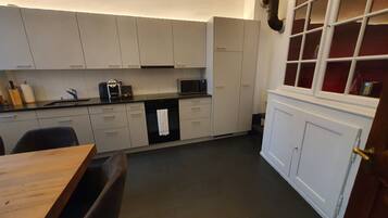 Kühlschrank, Ofen, Herdplatte, Geschirrspüler
