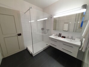 Een douche, een haardroger, handdoeken, zeep