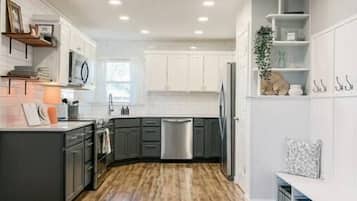 Een koelkast, een magnetron, een oven, een kookplaat