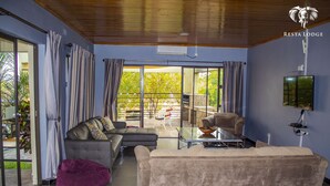 Family Cottage, 3 Bedrooms, Lake View | Living area