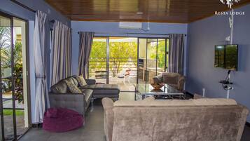 Casa de campo familiar, 3 habitaciones, vista al lago | Área de sala de estar