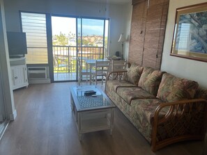 TV - Beautiful Ocean View Studio at Kihei Akahi (Kihei)