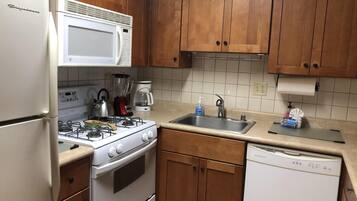 KĂŒhlschrank, Mikrowelle, Ofen, Herdplatte