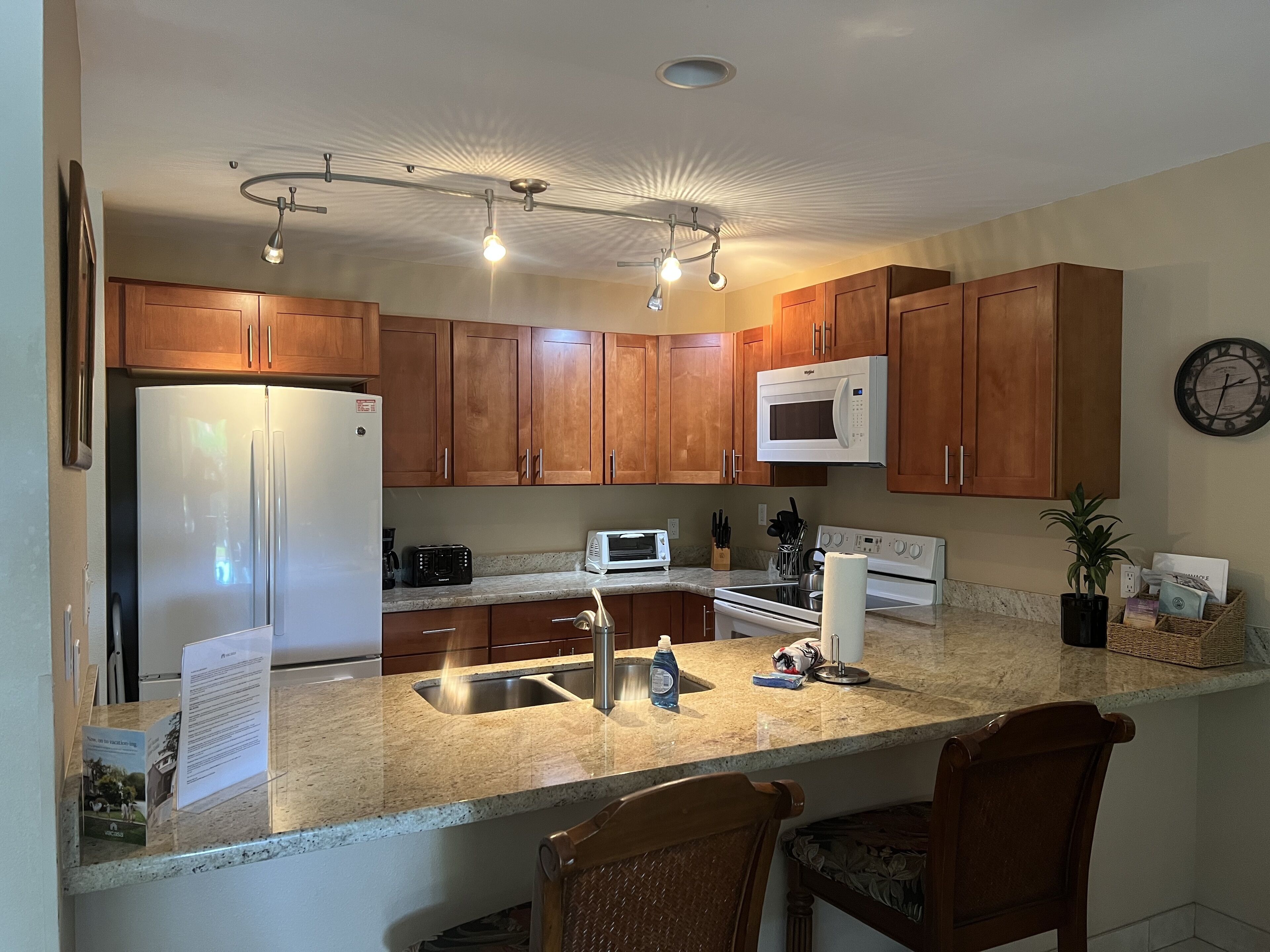 Kylskåp, mikrovågsugn, ugn och spishäll