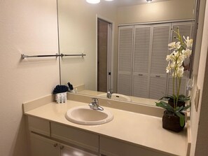 Hair dryer, towels - Beautiful 1 Bed 2 Bath Condo at Maui Kamaole (Kihei)