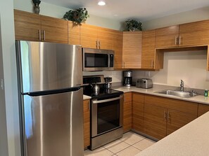 Kylskåp, mikrovågsugn, ugn och spishäll