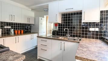 Refrigerador, lavavajillas, tetera/pava eléctrica, tostadora