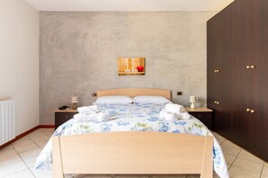 2 bedrooms, in-room safe, iron/ironing board, free WiFi