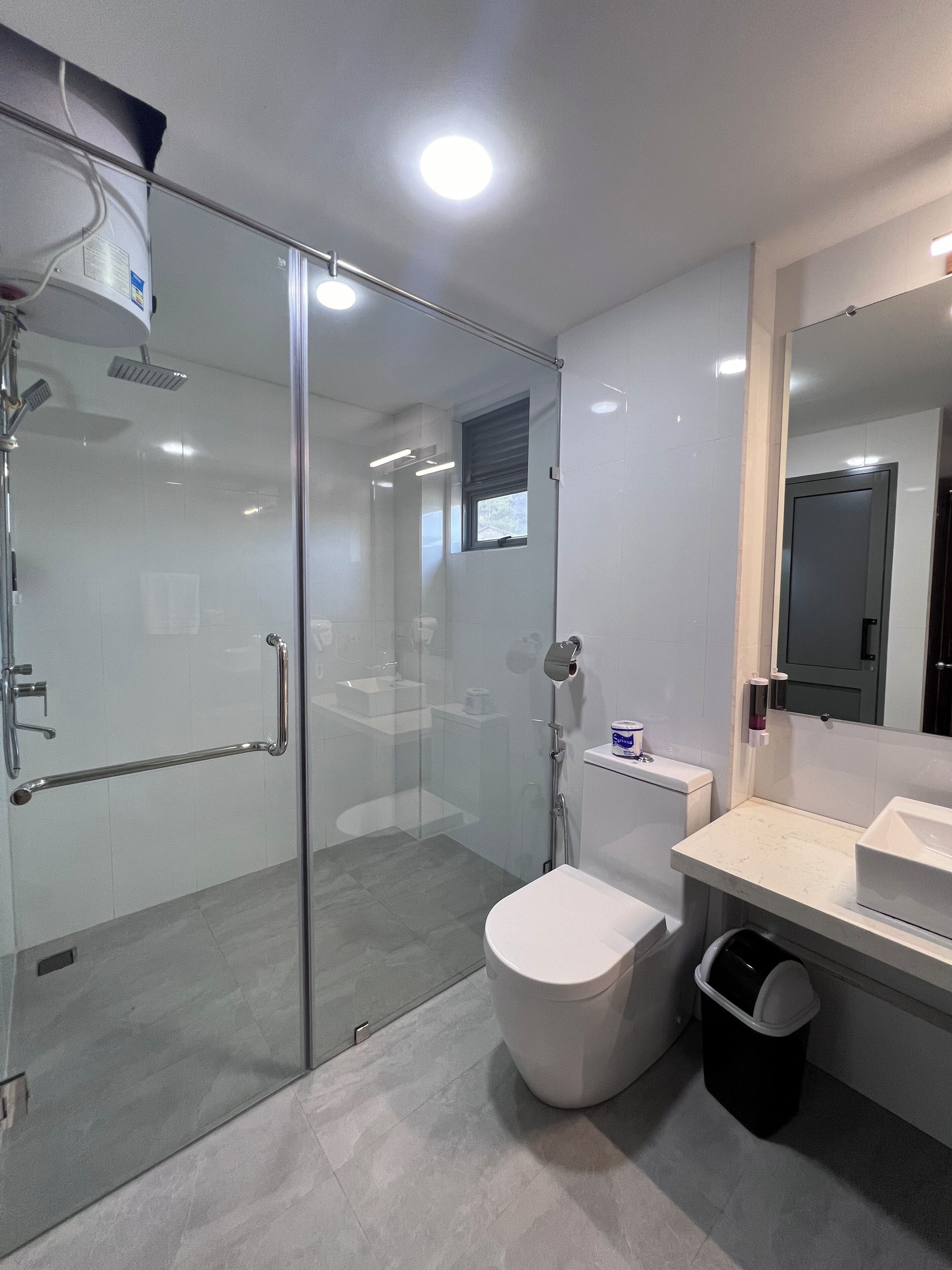 Deluxe Double Room | Bathroom | Shower, free toiletries, hair dryer, bidet