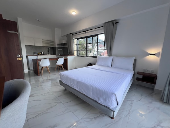 Deluxe Double Room | In-room safe, desk, iron/ironing board, free WiFi